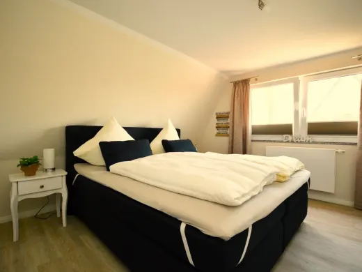 Schlafzimmer 1 mit Doppelbett und TV