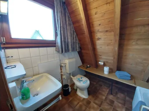 Badezimmer mit Badewanne